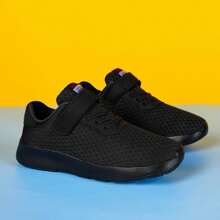 1 Par De Zapatos Para Correr Para Mujeres, Ligeros Y Cómodos, Diseño Completamente Negro, Parte Superior De Malla, Transpirables Y Versátiles, Sin Cordones Con Cierre De Hebilla, Para Primavera / Verano