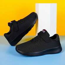 1 Par De Zapatos Para Correr Para Mujeres, Ligeros Y Cómodos, Diseño Completamente Negro, Parte Superior De Malla, Transpirables Y Versátiles, Sin Cordones Con Cierre De Hebilla, Para Primavera / Verano