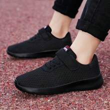 1 Par De Zapatos Para Correr Para Mujeres, Ligeros Y Cómodos, Diseño Completamente Negro, Parte Superior De Malla, Transpirables Y Versátiles, Sin Cordones Con Cierre De Hebilla, Para Primavera / Verano