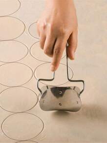 1 szt Stal Nierdzewna Wycinanie Ciasto do pierogów Narzędzia , Ciasto do pierogów Stal Nierdzewna Pleśń , Gotowanie Przyrządy cukiernicze , Ciasto Makaron Pieczenie Akcesorie , Chiński Kluska Wycinanie Maszyna , Stal Nierdzewna Ciasto Toczący się Wycinanie Maszyna , Okrągły Ciasto Ostrze Toczący się Kluska Opakowanie Maszyna Pleśń , Dom Kuchnia Narzędzia , Maszynka do robienia pierogów , 
Szczypta Kluska Spinacz , Forma Do Pierogów - Srebro - Zobacz 4