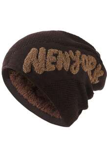 Touca gorro estilo caída com foro peluciada. Com escrita
