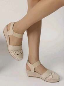 Women's Fashionable Linen Rope Platform Wedges With Rubber Sole And Four Flowers Embroidered On The Toe
