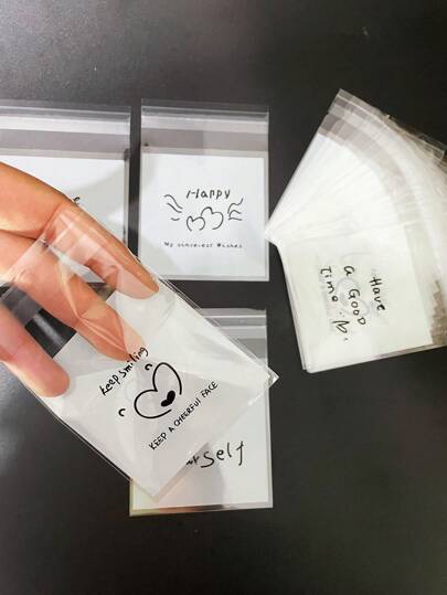 100 Stücke Original Schwarz-Weiß Gekritzelstil "Keep Smile", "Happy", "Have A Good Time" bedruckte OPP Selbstversiegelnde Verpackungstüte mit kleiner Herzförmiger Geschenkkarte Dekoration, ideal für Party, Hochzeit, Festival Geschenkverpackung