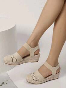 Women's Fashionable Linen Rope Platform Wedges With Rubber Sole And Four Flowers Embroidered On The Toe