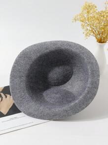 1頂男女通用灰色巴伐利亞慶典翎毛帽,帶可調節下巴帶和三色流蘇,適用於慶祝活動和表演