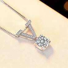 1個輕奢時尚的牛頭和v字母微鑲嵌吊墜項鍊,適合女性日常佩戴 - 銀色 - 查看 1