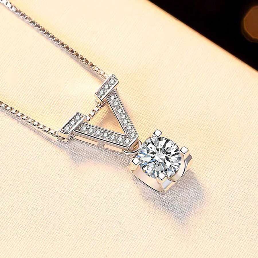 1個輕奢時尚的牛頭和v字母微鑲嵌吊墜項鍊,適合女性日常佩戴 - 銀色 - 查看 1