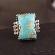 (عرق الحجر الرئيسي عشوائي) خاتم نسائي فاخر وأنيق من الفيروز ذو حجر رئيسي مربع، يكشف عن شخصية كريمة ولائقة، مثالي للخطوبة والزفاف وحفلات المجوهرات