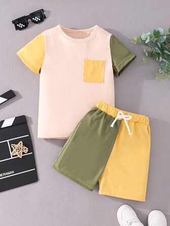 年輕男孩的大學風裝扮,休閒拼色短袖t恤和短褲,適用於校園