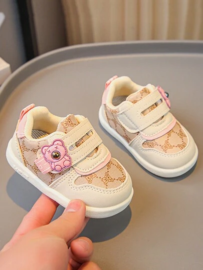 1 par de zapatos de caminar para bebé con diseño de decoración de oso de peluche, atractivo, suave y antideslizante, adecuado para las temporadas de primavera y otoño
