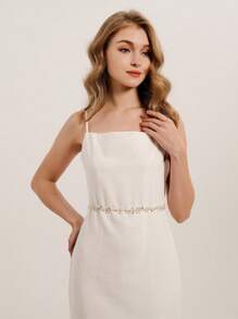 1件优雅新娘仿珍珠和水钻串珠婚纱腰带。情人节配饰