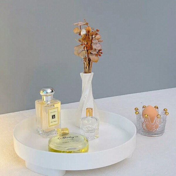 1 Plateau de rangement en plastique de 23 cm/9 po, de style nordique à la mode et simple. Plateau rond pour ranger les clés à l'entrée, les cosmétiques sur la coiffeuse, les parfums et fragrances. Ce plateau de rangement convient pour une utilisation quotidienne.