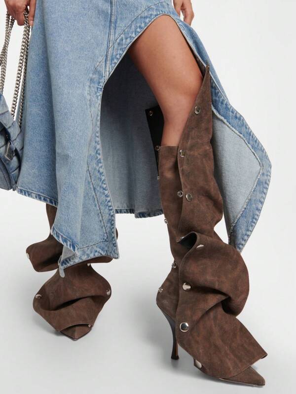 Nuevas botas por encima de la rodilla con punta puntiaguda y tacones altos, decoradas con espigas de metal y un diseño de uso casual y versátil en dos direcciones.