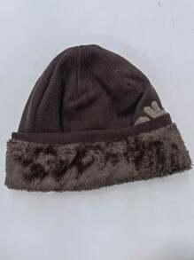 Touca gorro estilo caída com foro peluciada. Com escrita