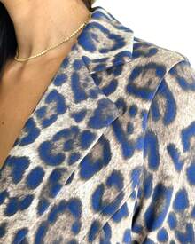 BLAZER CURTO DE MALHA ESTAMPA ONÇA AZUL