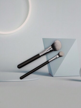 两支装黑色化妆刷套装，包含轮廓刷、眼影刷、高光刷，无包装，适合日常使用或旅行。化妆刷套装，化妆刷组合，化妆刷套装，全套化妆刷，化妆刷套装，全套化妆工具，化妆刷套装，化妆刷套装，化妆礼盒套装