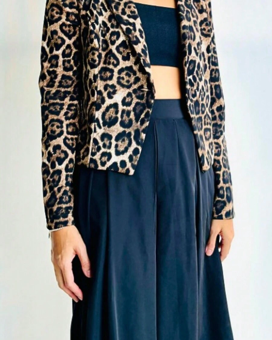 BLAZER CURTO DE MALHA ESTAMPA ONÇA MARROM