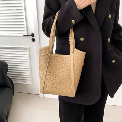 2024年新流行時尚女子桶包,簡單多變的肩袋配編織條紋和拼色設計