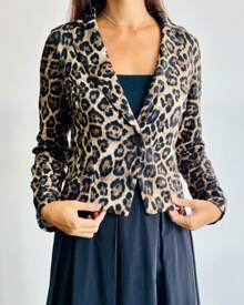 BLAZER CURTO DE MALHA ESTAMPA ONÇA MARROM