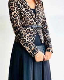 BLAZER CURTO DE MALHA ESTAMPA ONÇA MARROM