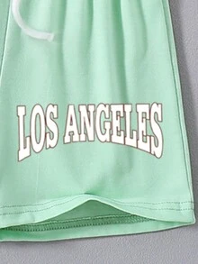 年輕男孩字母印花背心和束口腰短褲