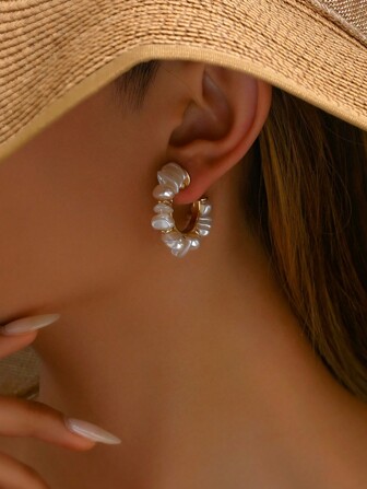 2pcs Bohemian Ins Style DIY Handmade Woven Baroque Sequins Beaded C-Shaped Stud Earrings For Women, Suitable For Dresses, Camisoles, Beach, Party, Banquet. The Simulated Pearls Are Injection Molded, So There May Be Minor Flaws. New Addition: Faux Pearl Heart-Shaped Beaded Earrings With Embedded Gemstone Rhinestones