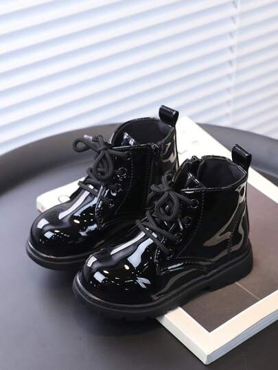 女童扁平底短靴,採用仿皮革製作,舒適耐用,適合春秋季休閒穿著並具防滑功能