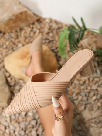 女性春夏季尖頭粗跟駝色高跟涼鞋,舒適鞋底適用於經典辦公室女性形象