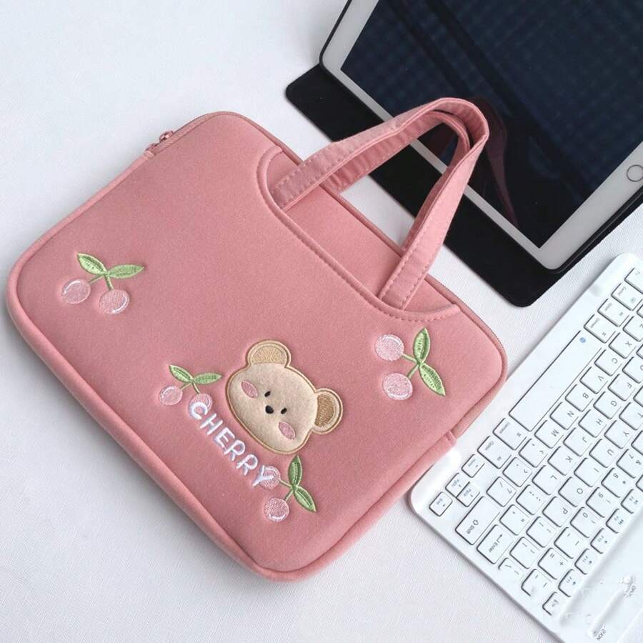 便携式粉色樱桃电脑包，卡通刺绣熊便携式笔记本电脑内胆包，大容量保护套，适用于 11/14 英寸苹果笔记本，秋季大学必备笔记本电脑包，女士 Mac Book 保护套，返校 - 粉色 - 查看 1