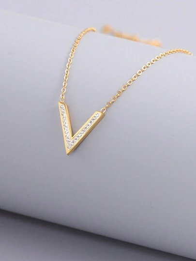 1 件簡約百搭女式不銹鋼 V 形項鍊,帶有英文字母吊墜,鎖骨鏈,適合日常佩戴
