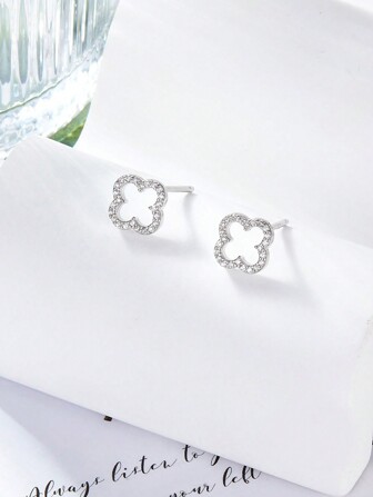 Ein Paar modische, elegante, einfache und glänzende S925 Sterling Silber Ohrringe mit ausgehöhltem Vierblatt-Kleeblatt-Muster aus kubischem Zirkonia, geeignet für Frauen als Jahrestags-Schmuck