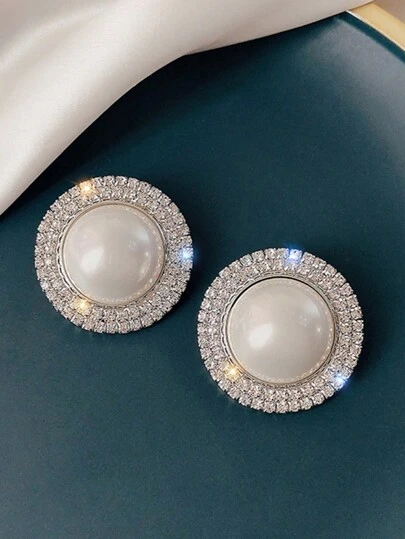 2入組假珍珠和鑽石嵌入耳夾（不需要耳洞）優美的圓形設計，適合女性日常佩戴和婚禮派對新娘的耳環