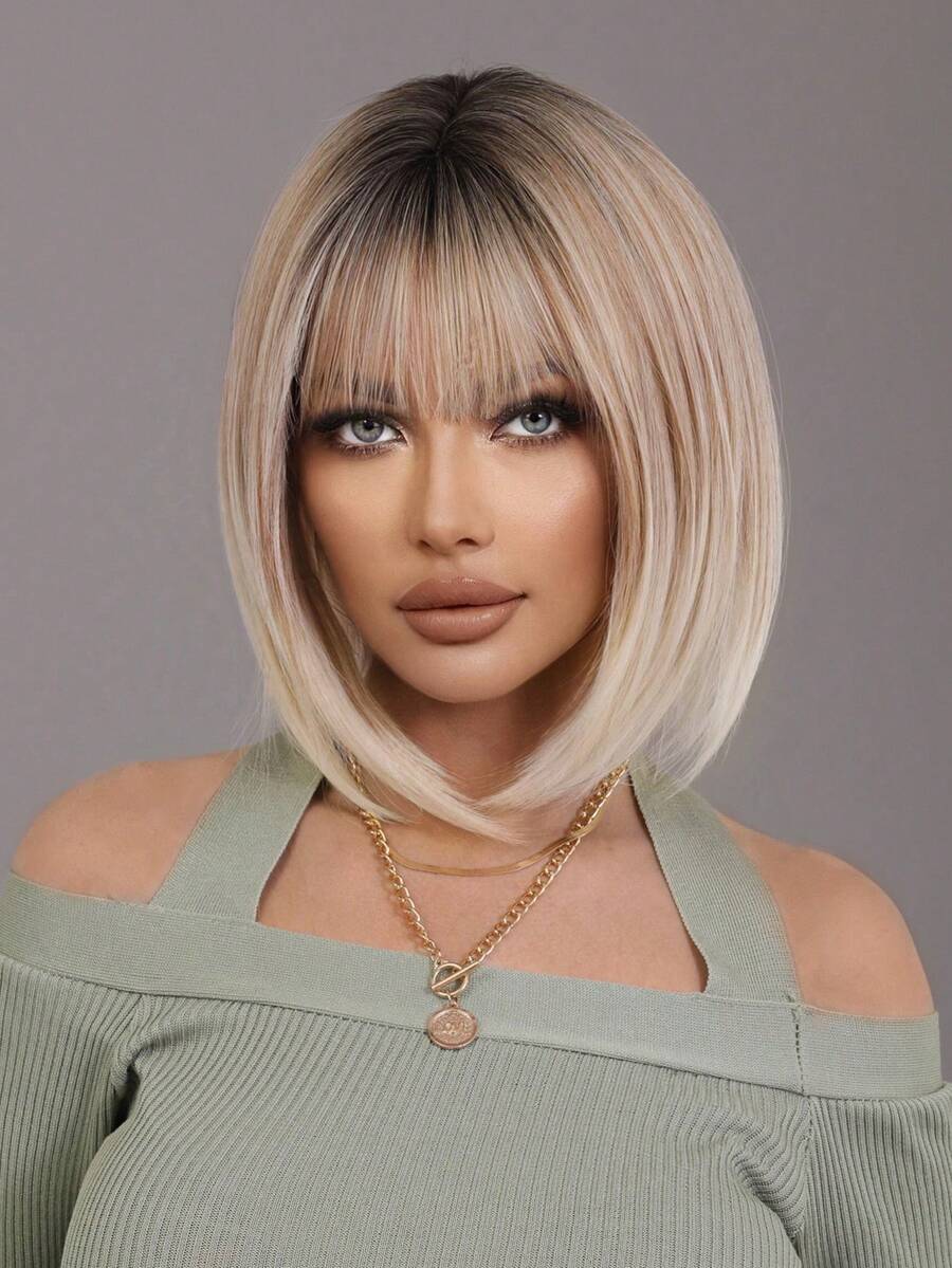 7JHH WIGS Tóc giả ngắn màu vàng kim 12 inch của 7JHHWIGS, có mái, điểm xuyết những lọn tóc trắng và chân tóc tối màu, trông tự nhiên và chân thực, phù hợp cho cả sử dụng hàng ngày và dự tiệc.