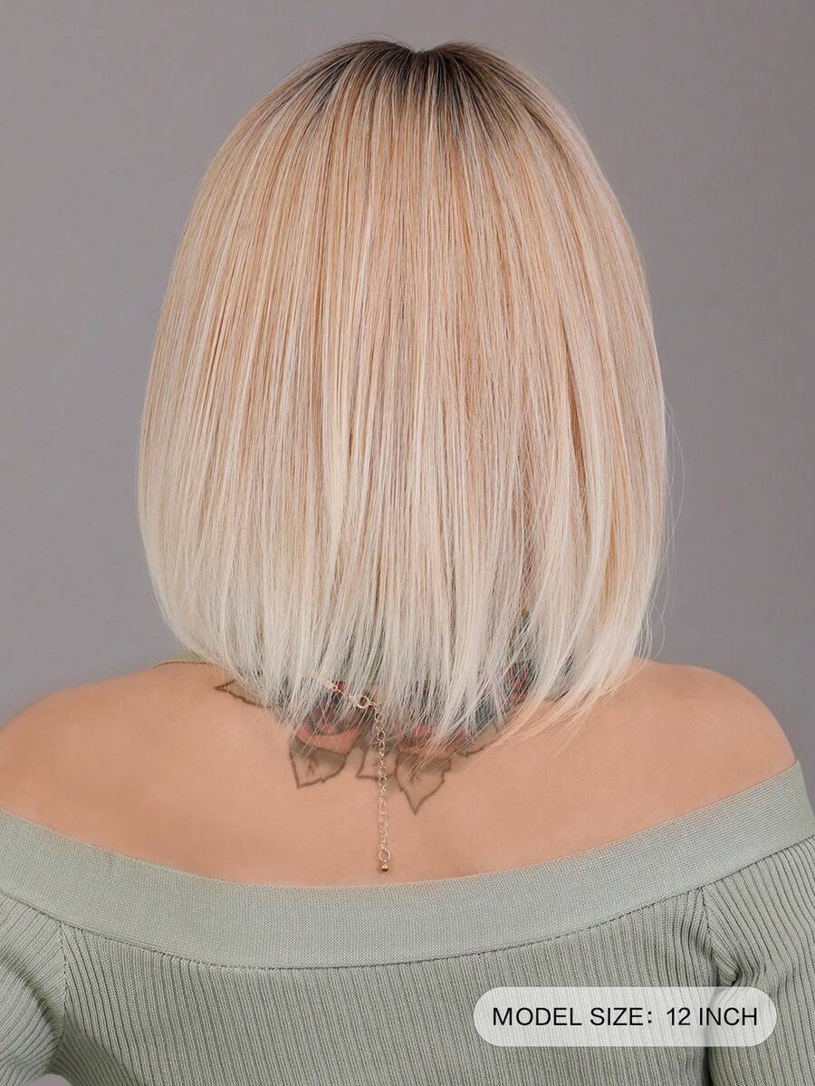 7JHH WIGS Tóc giả ngắn màu vàng kim 12 inch của 7JHHWIGS, có mái, điểm xuyết những lọn tóc trắng và chân tóc tối màu, trông tự nhiên và chân thực, phù hợp cho cả sử dụng hàng ngày và dự tiệc.