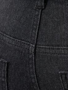 Los jeans ajustados negros con bordes rotos para hombre son casuales
