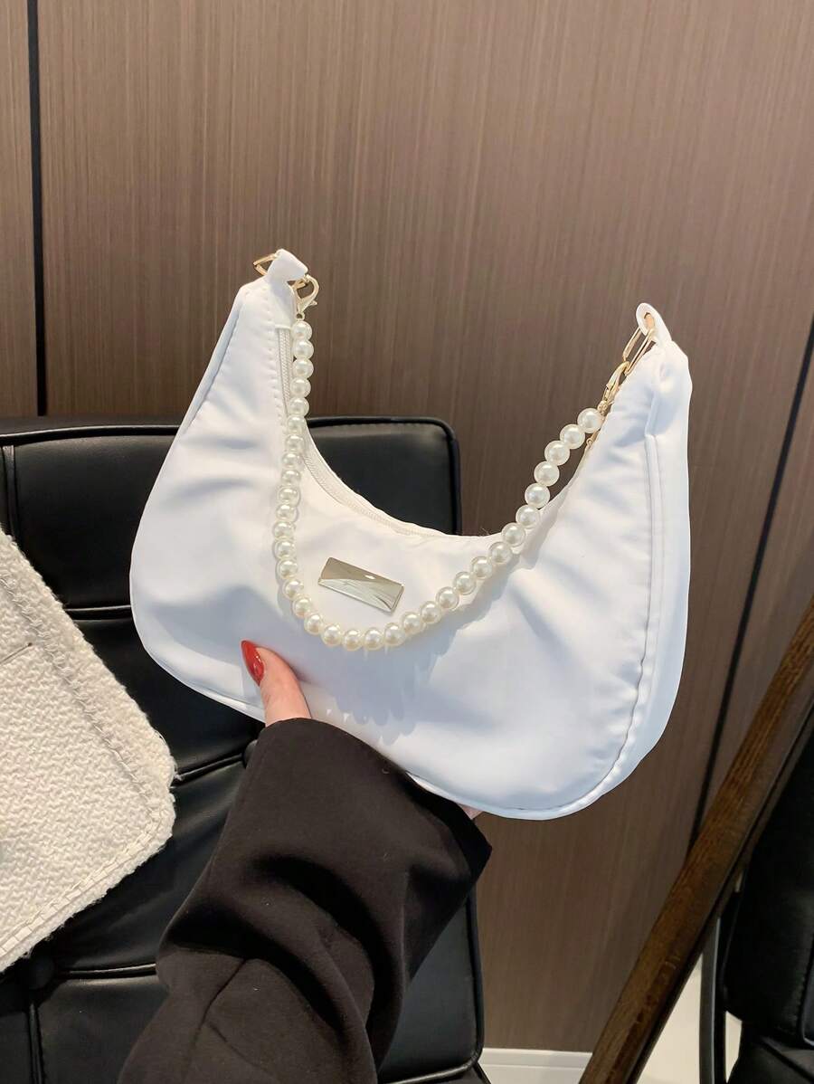 时尚珍珠链肩带，金属五金装饰，手提、单肩和斜挎三合一女士包，纯色月形流浪包手提包，女士 Tready 新月包 - 白色 - 查看 1
