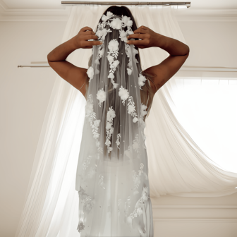 1米长3D花朵和人造珍珠镶嵌新娘头纱，浪漫优雅的婚礼装饰。白色和象牙白色可选，带梳子和单层设计，可装饰腰部和臀部。