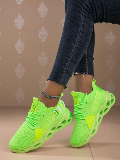 女款紫色刀片式運動鞋,印有字母印花,具有減震,輕量,防滑和前系帶設計,適用於日常運動和健身