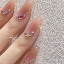 Conjunto de 12 rejillas de pequeños diamantes de imitación de uñas coloridos y blancos y diamantes de imitación planos en una caja para decoración de uñas de arte DIY, encantos de uñas, joyas de uñas, suministros de uñas decoración uñas