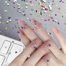 Conjunto de 12 rejillas de pequeños diamantes de imitación de uñas coloridos y blancos y diamantes de imitación planos en una caja para decoración de uñas de arte DIY, encantos de uñas, joyas de uñas, suministros de uñas decoración uñas
