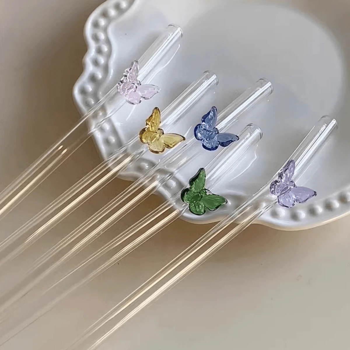 1 Stück bunter, hitzebeständiger Schmetterling-Glasstrohhalm, gekrümmt zum Trinken von Eistee, Saft und Milch ohne die Lippen zu verbrennen, Küche, Weihnachtsgeschenk - Violett - Übersicht 1