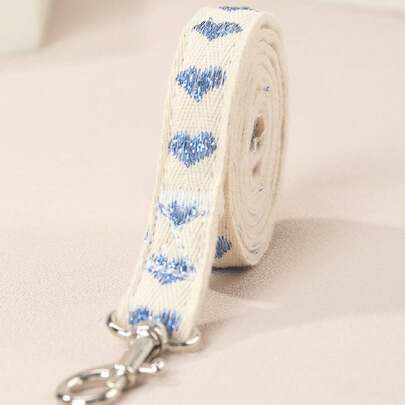 1条涤纶材质清新微风爱心图案宠物牵引绳，适合猫咪和小型犬户外使用（不适合大型犬）。