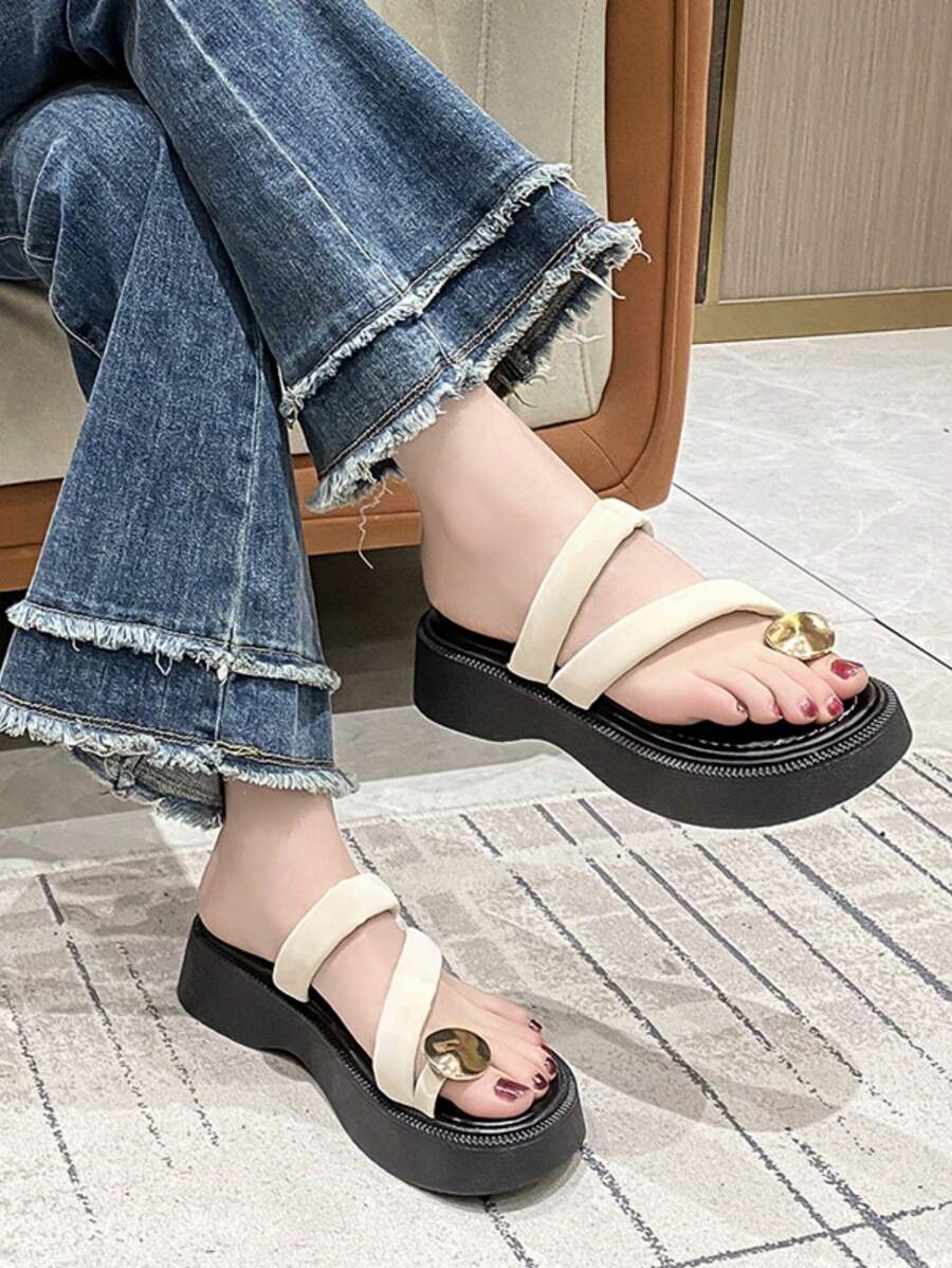 時尚金屬腳趾環平台拖鞋女款,2024新夏季海灘假期便塞鞋 - 米色 - 查看 1