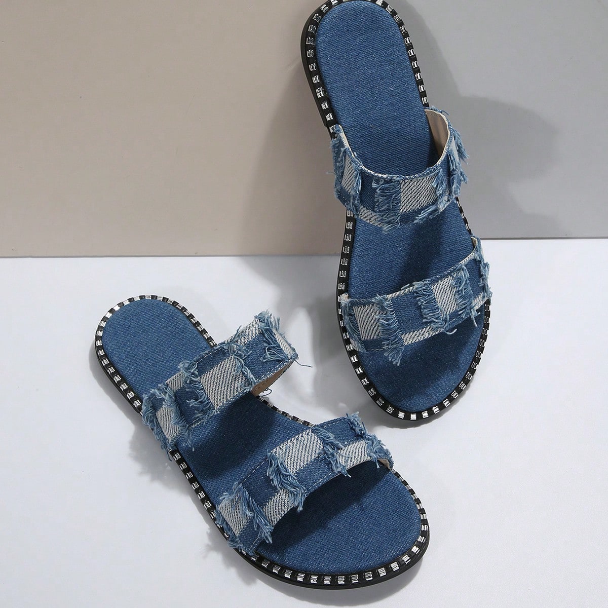Zapatillas de suela plana redonda para mujer con borde de tela, informales para la playa y fáciles de calzar para el verano de 2024