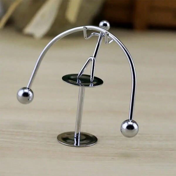 1 Stück kreative Balancekugel kinetische Gewichtheben-Dekor Eisenkunst, lustiges kleines Geschenk, miniaturisierte balancierte Figurenornament für den Schreibtisch