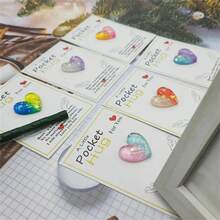 1 件口袋擁抱樹脂心形愛情賀卡適合婚禮、派對、情人節、隔離禮物、生日、勵志卡片、家居/房間裝飾、奇怪的東西 - 白紫 - 查看 2