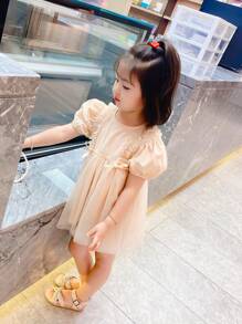 Letnia sukienka w jednolitym kolorze z siateczki dla młodych dziewcząt, z bufiastymi rękawami