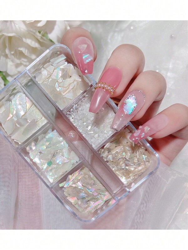 1 boîte de set d'art pour ongles avec coquillages de tailles mixtes, 6 différentes tailles d'éclats de coquillages pour différents designs d'ongles, incluant des formes asymétriques et des morceaux de coquille d'ormeau colorés. Charms pour ongles, pierres décoratives pour ongles, fournitures pour ongles DIY