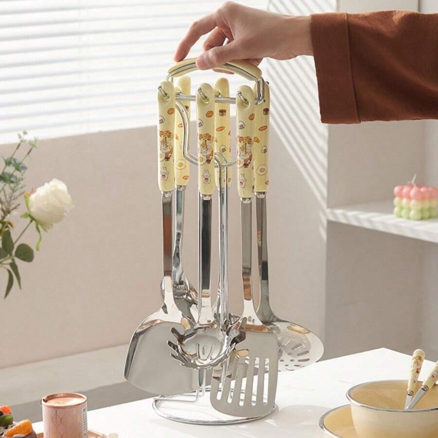Nuevo Conjunto de utensilios de cocina de conejo tostado de dibujos animados con mango de cerámica resistente al calor, 7 piezas, incluida la olla de cocción, la espátula, la cuchara de sopa y el estante de almacenamiento - Amarillo cremoso - Ver 1