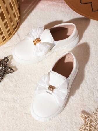 女童簡約、清新、精緻、純色帆布鞋,帶有腳趾花朵和扣飾,適合戶外活動和日常穿著